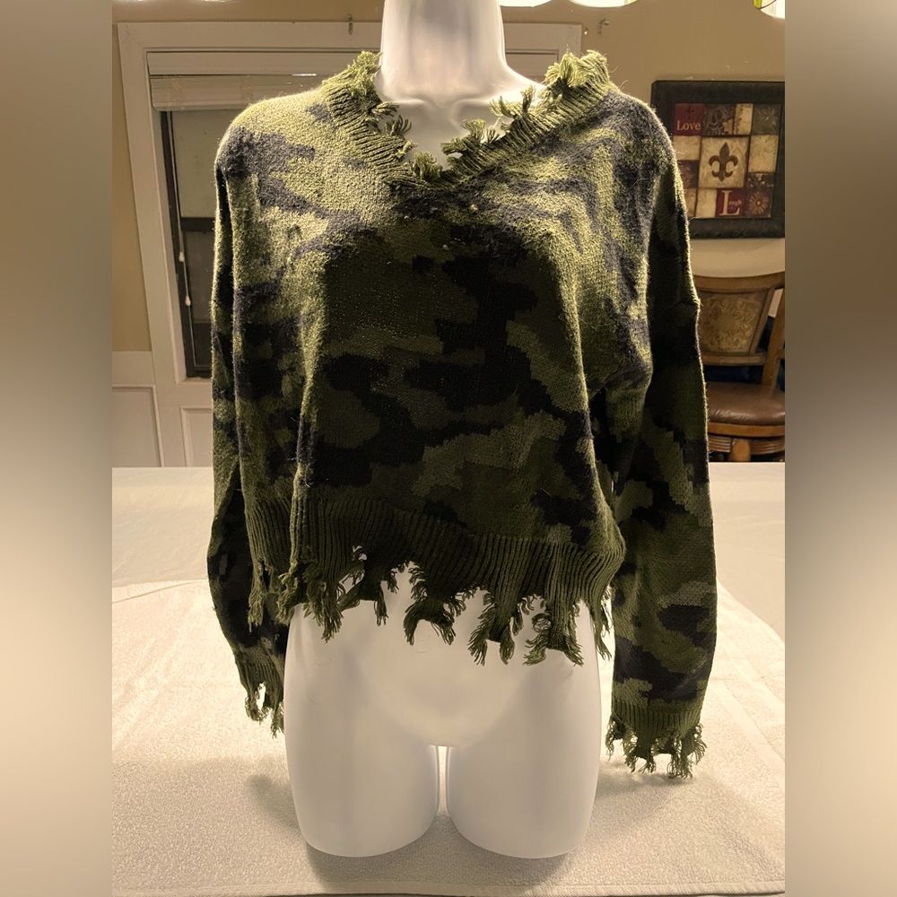 Full Circle Trends Camo Print Distressed Hem Sweater size medium